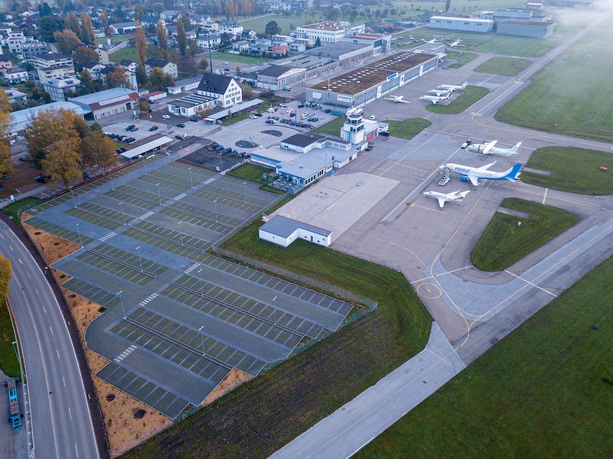 Foto vom nachhaltigen Parkplatz des Flughafens St.Gallen-Altenrhein von oben