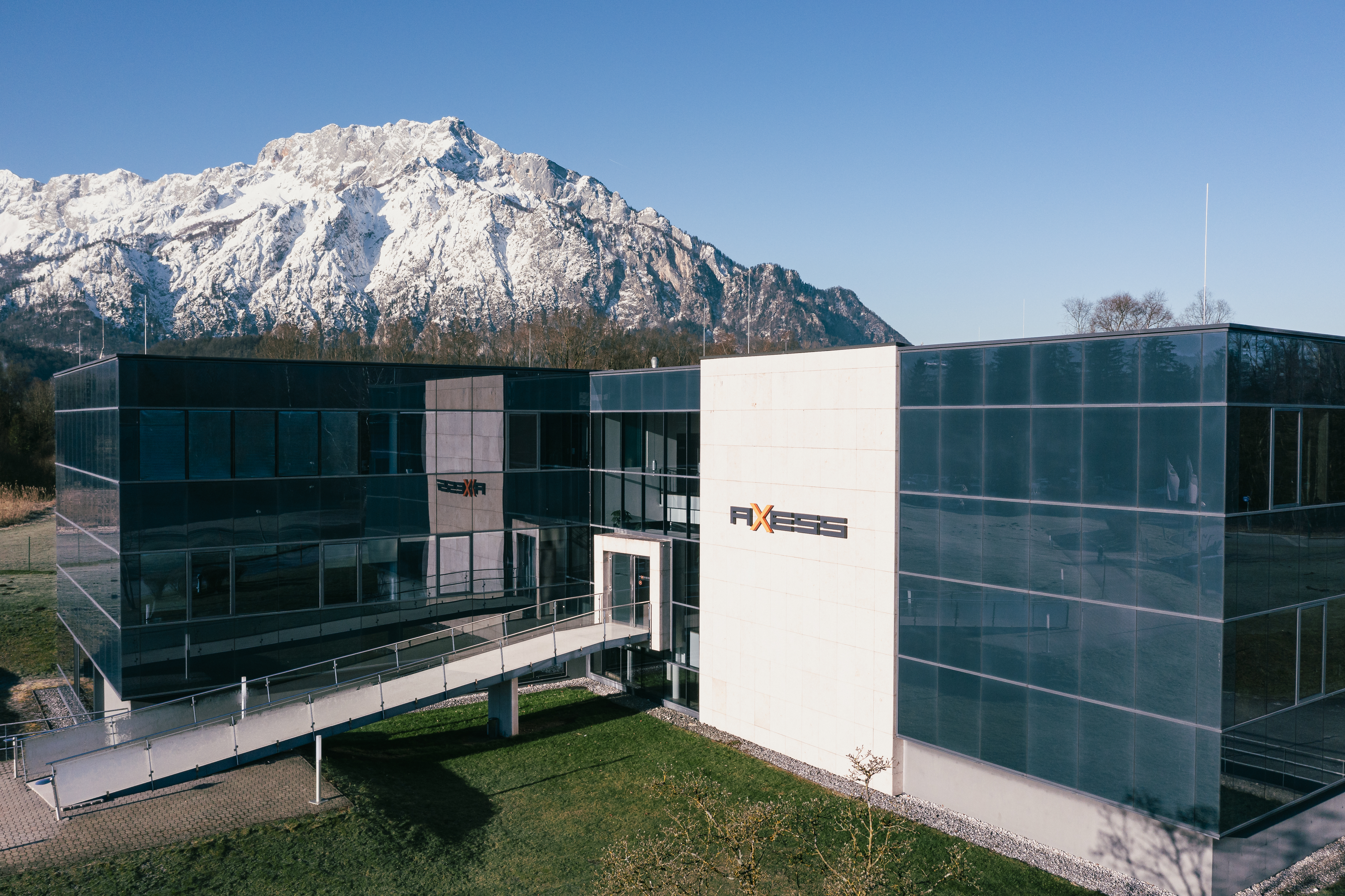 Bürogebäude der Axess AG mit Bergen im Hintergrund