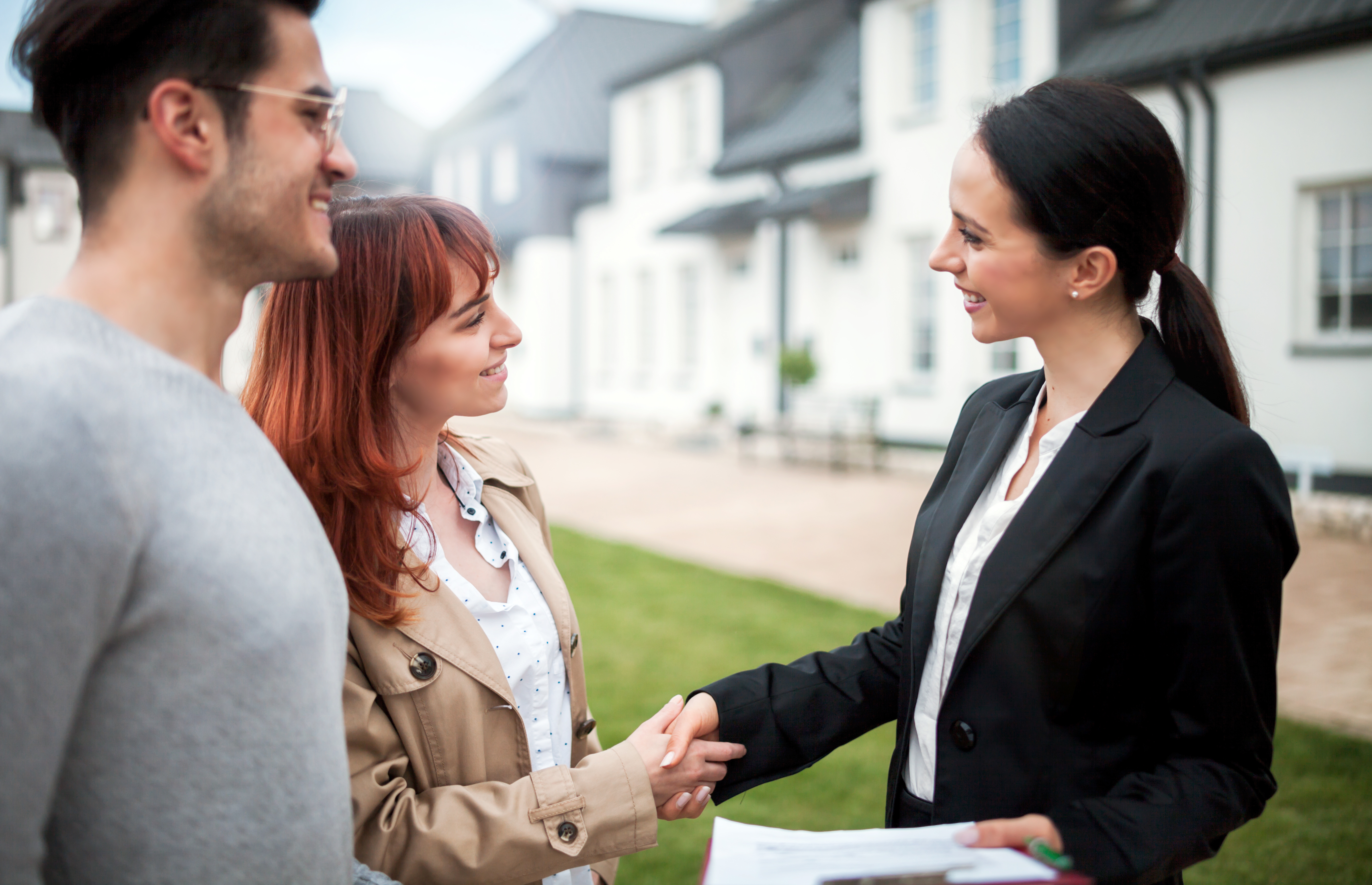 Estate agent перевод. Риэлтор и клиент. Довольный клиент и продавец. Продавец и покупатель недвижимости. Риэлтор и покупатель.