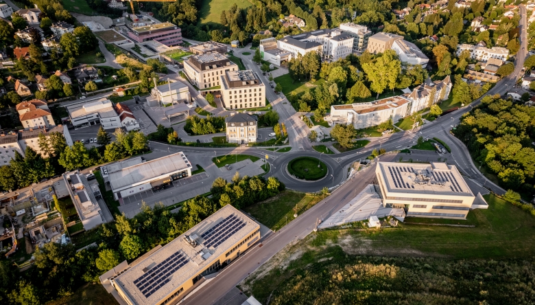 Der Technologiepark des ISTA mit 5.000 m2 Bruttogeschossfläche und 13 Start-ups wird wegen grosser Nachfrage demnächst erweitert. (Bild © IST Austria Magic Lemur Productions) Der ISTA-Campus. c IST Austria Magic Lemur Productions