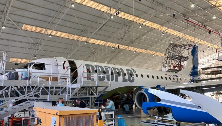 Die Embraer 170 der People's Airline wird gewartet und inspiziert (Bild © People's Airline)