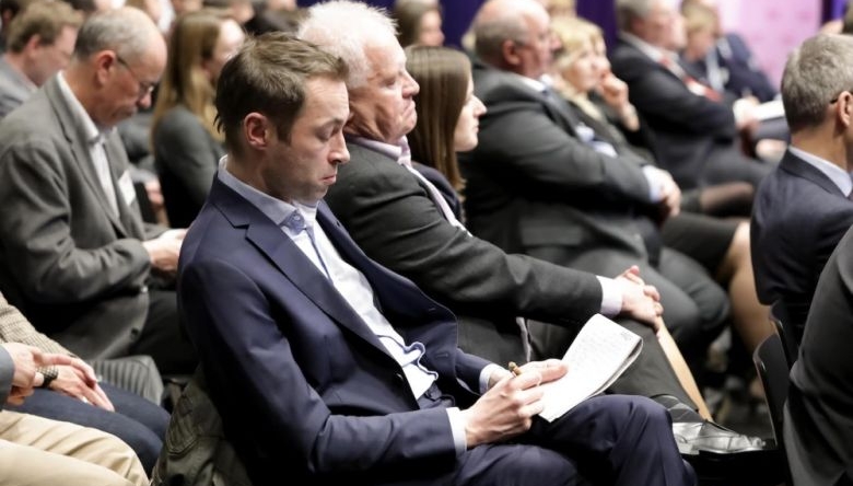 63% der angebotenen Weiterbildungsmaßnahmen entfallen auf reine Präsenztrainings. (Foto: HKSÖL/Lepsi) Foto von Personen die einem Vortrag zuhören