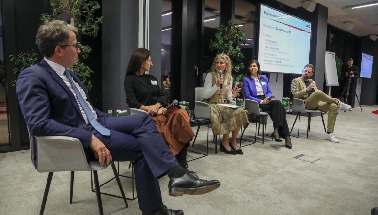 Foto von der Podiumsdiskussion, v.l.n.r.: Johannes Kopf, Agatha Kalandra, Claudia Schanza, Andrea Stürmer, Patrik Haslebacher. (Foto © ROBIN CONSULT_Lepsi)