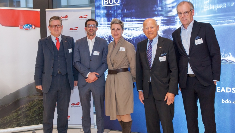 v.l.n.r.: Urs Weber (HKSÖL), Herbert Pock (BDO), Susanna Janovsky (BDO), Heinz Felsner (HKSÖL), Gerhard Frei (Emmi Österreich) Der Generalsekretär und der Präsident der Handelskammer Schweiz-Österreich-Liechtenstein und die Sponsoren der Friends 4 Friends Veranstaltung, Herbert Pock und Susanna Janovsky von der BDO Wirtschaftsprüfung GmbH sowie Gerhard Frei von Emmi Österreich
