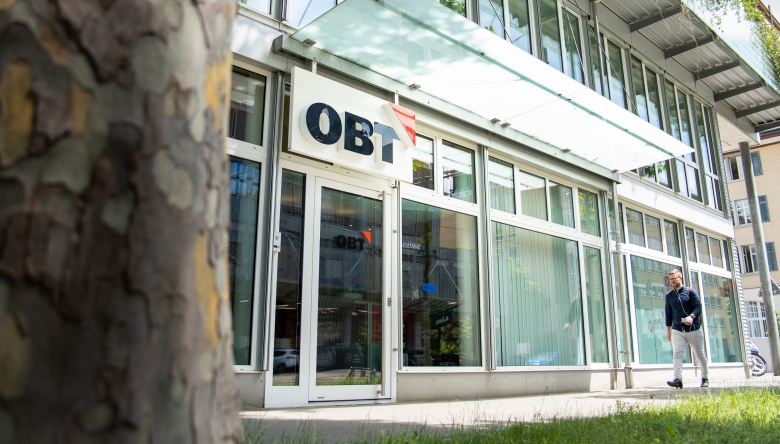 Als Schweizer KMU kennt OBT die Bedürfnisse ihrer Kunden bestens und kann sie daher in jeder Situation optimal unterstützen. (Foto © OBT AG) Eingang des OBT Gebäudes (Foto © OBT AG)