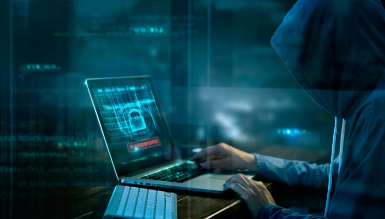 Der Faktor Mensch spielt beim Schaffen eines sicheren Unternehmensnetzwerks eine entscheidende Rolle. Hacker am Computer, © iStock by Getty/Ipopba