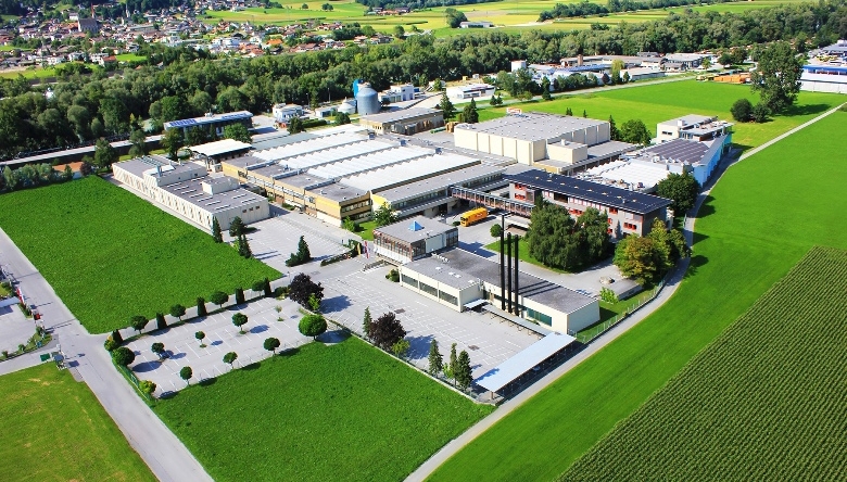 ADLER produziert umweltschonende Farben und Holzlasuren. Adler Werk Luftbild, © ADLER