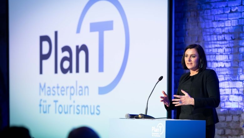 Elisabeth Köstinger präsentierte den "Masterplan für den Tourismus". (Foto: BMNT/Paul Gruber) Foto von Elisabeth Köstinger