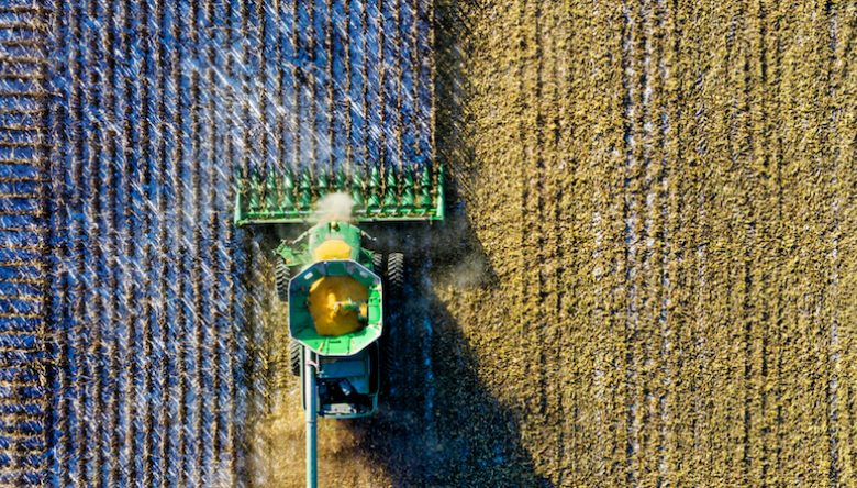 Traktor der am Feld arbeitet