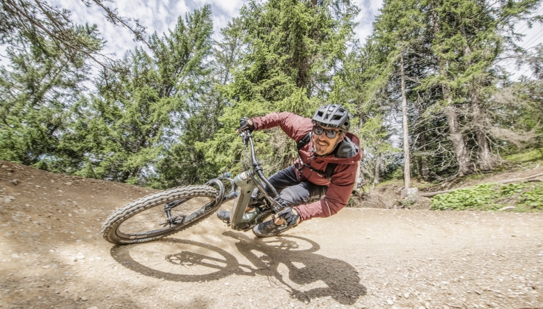 Bei m-way sehr gefragt: Cilo E-Mountainbikes Mountainbiker legt sich in die Kurve (Foto © mWay)