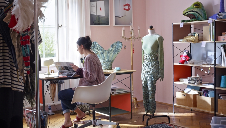 Homeoffice Schneiderin (Bild: Vitra) Homeoffice Schneiderin / Vitra Eames Plastic Armchair