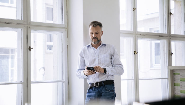 Österreichs Unternehmen zögern bei Digitalisierung. (Foto: iStock by Getty/Thomas_EyeDesign) Mann mit Handy: C iStock by Getty/Thomas_EyeDesign