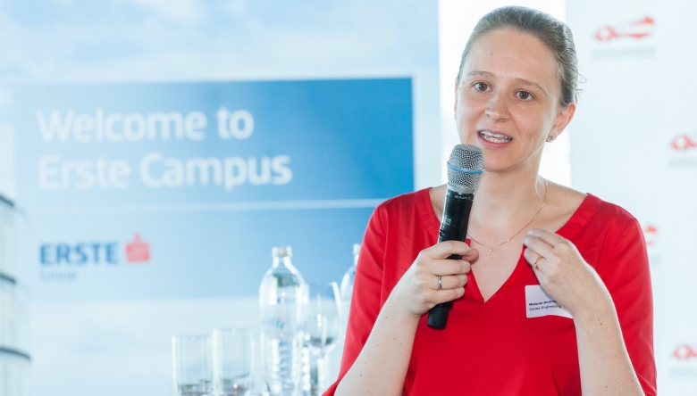 Melanie Ambros von Zühlke Engineering präsentiert den Medical Digital Twin. (Foto: HKSÖL/MIKES) Melanie Ambros von Zühlke Engineering präsentiert den Medical Digital Twin. (Foto: HKSÖL/MIKES)