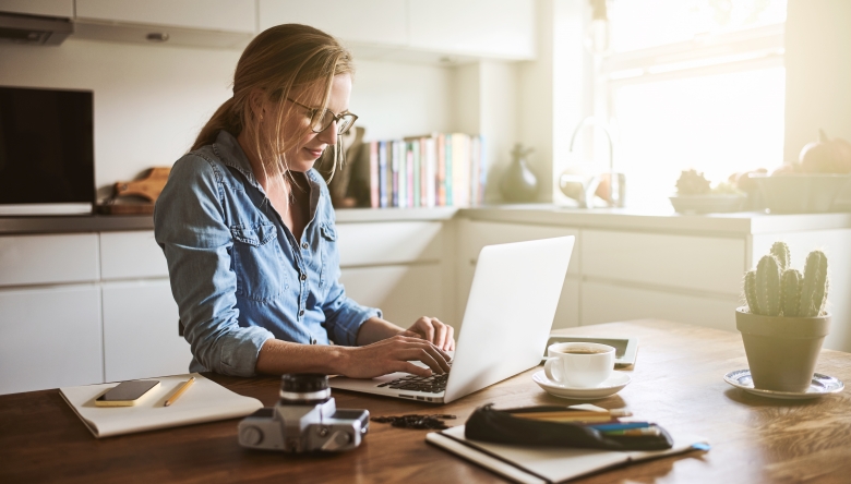 Flexible Arbeitsvereinbarungen machen nicht bei allen Arbeitsstellen Sinn. (Foto: Flamingo Images/stock.adobe.com) Home Office