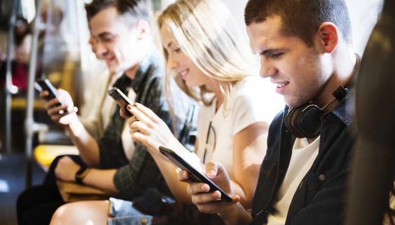 Die Top 5 der beliebtesten Social Media Plattformen für junge Österreicher sind WhatsApp, Instagram, Youtube, Snapchat und Facebook. (Foto: photodune/Misc) Junge Erwachsene nutzen Smartphone in U-Bahn