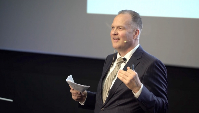 Bellevue-Geschäftsführer Dipl.-Ing. Paul Vuolle verfügt über langjähriges Management-Know-how und ist Autor des Fachbuches „Lead Now, Manage Later: The Straight-Shooter´s Guide to Business Success“. (Foto © Bellevue SME Advisors GmbH) DI Paul Vuolle beim Halten eines Vortrags (Foto © Bellevue SME Advisors GmbH)