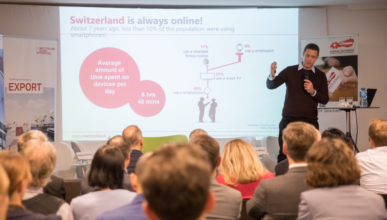 Nicolas Bürer digitalswitzerland präsentiert eine Statistik über die Internetnutzung der Schweizer