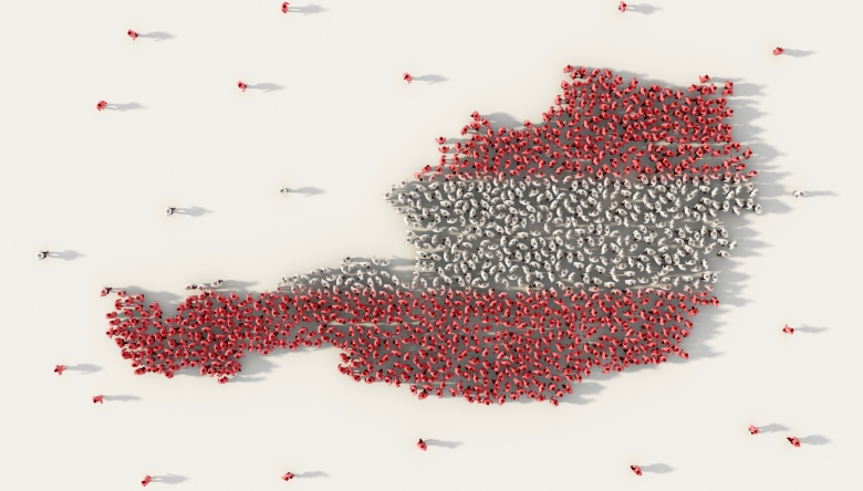 Große Gruppe von Menschen, die Österreich Karte auf weißem Hintergrund bilden(Foto: iStock.com/tampatra)