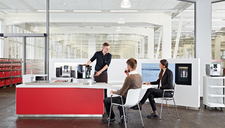 3 Männer mit Kaffeemaschine © Bühler Group