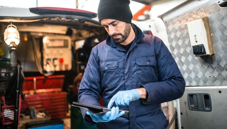 Foto von Mann bei der Arbeit mit Tablet in der Hand