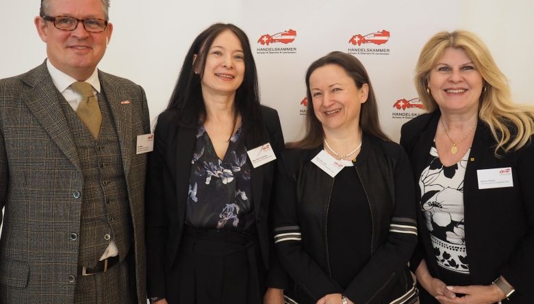 V.l.n.r.: Urs Weber (HKSÖL) mit Gabi Sonnbichler, Karin Isak und Bettina Fritschi (Österreichische Krebshilfe Wien). (Foto: Ulrike Eder)