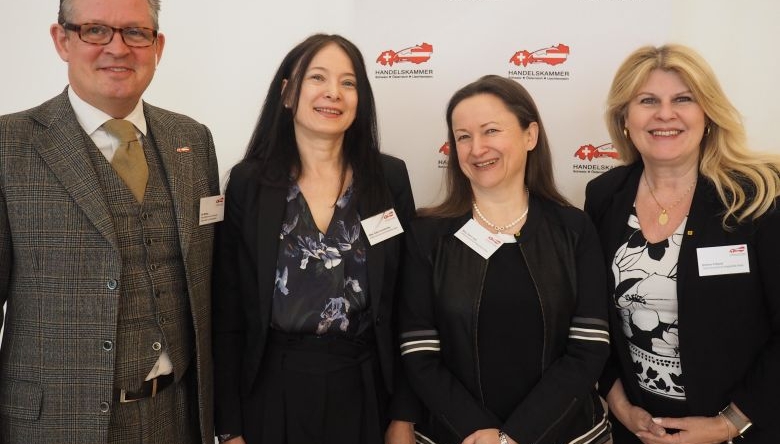 V.l.n.r.: Urs Weber (HKSÖL) mit Gabi Sonnbichler, Karin Isak und Bettina Fritschi (Österreichische Krebshilfe Wien). (Foto: Ulrike Eder) V.l.n.r.: Urs Weber (HKSÖL) mit Gabi Sonnbichler, Karin Isak und Bettina Fritschi (Österreichische Krebshilfe Wien). (Foto: Ulrike Eder)