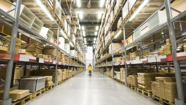 Österreich erreichte 2018 Platz 4 der Weltrangliste der Logistikstandorte. Regale in einem Logistikzentrum