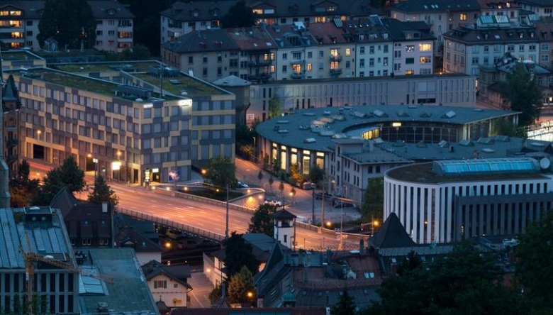 Ursprünglich als Depot für die Wartung von Dampflokomotiven errichtet, ist die Lokremise in St. Gallen heute eine zukunftsträchtige, spartenübergreifende Kulturinstitution. (Bild: Lokremise) Lokremise in St. Gallen bei Nacht