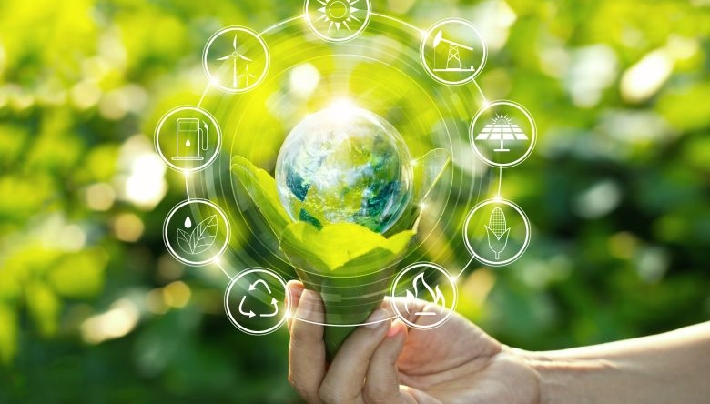 FairFuture Lane hilft Anlegern, einen entscheidenden Beitrag für eine verantwortungsvolle Zukunft zu leisten ohne gleichzeitig auf eine attraktive Rendite verzichten zu müssen. (Foto: iStock / Getty Images Plus/ipopba) Verschiedene Symbole für Nachhaltigkeit und Öko vor grünem Hintergrund