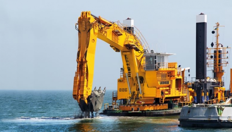 PANOLIN – dort im Einsatz, wo höchste Ansprüche an das Hydrauliköl und an die Umweltverträglichkeit gestellt werden Foto von einem Bagger im Wasser