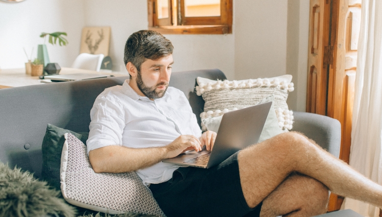 Mann arbeitet im Home Office (Bild: pexels/Nataliya Vaitkevich)