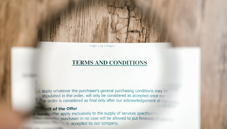Damit AGB‘s zum Vertragsinhalt werden, müssen diese (vorher) ausdrücklich in den Vertrag eingebunden werden. (Bild © pexels_RODNAE Productions) AGB durch eine Lupe betrachtet (Bild © pexels_RODNAE Productions)