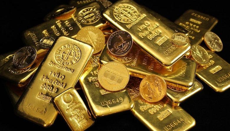 Goldbarren und Goldmünzen auf schwarzem Hintergrund (Foto © Pexels/Zlatakycz)
