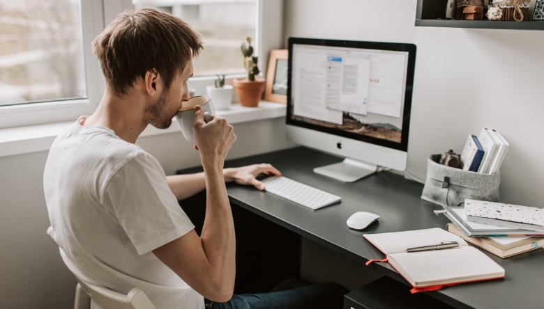 Home Office wird sich auch in Zukunft stark etablieren. (Bild: pexels/Vlada) photo man drinking mug