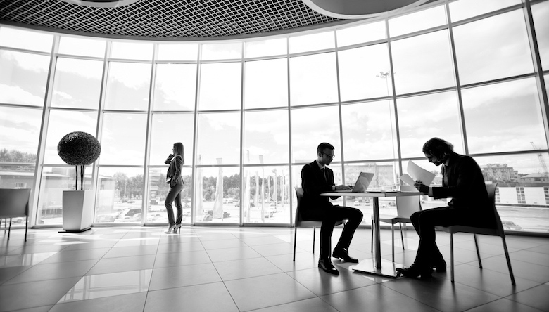 Menschen beim Arbeiten im Büro