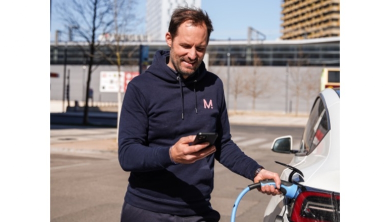 Stefan Schauer-Burkart beim Laden seines E-Autos (Bild © Monta Platform GmbH)