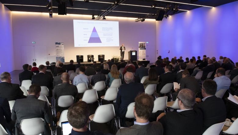 Zu den diesjährigen Speakern gehören unter anderem Benjamin Büscher (Adidas) und Peter Sutterlüti (Cargo sous terrain AG). (Foto: VNL Schweiz) Teilnehmer am Vortrag beim Logistik-Forum Schweiz 2018