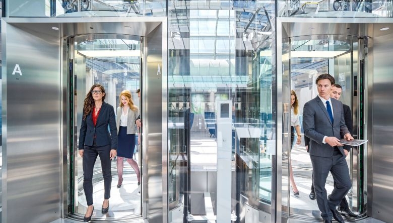 BuildingMinds wird eine Serviceplattform für datengestützte intelligente Gebäudeverwaltung. (Foto: Schindler) Menschen steigen aus einem Aufzug aus