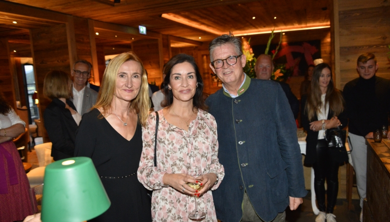 Bei Schweizer Spezialitäten wurde wieder bis spät in die Nacht genetzwerkt. (v.l.n.r: Annick Lauper Jäger, Margot Lorenz, Urs Weber) ©Hiltpolt Begrüßung