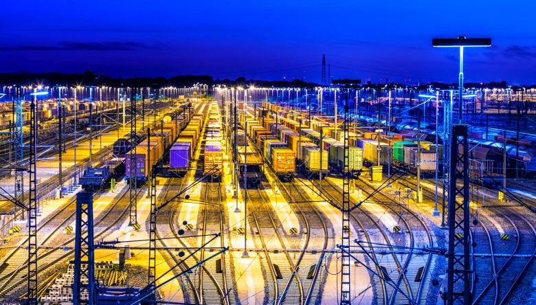 Die Pharmabranche ist einer der grossen Exporteure in der Schweiz. Foto eines Güterbahnhofs bei Nacht