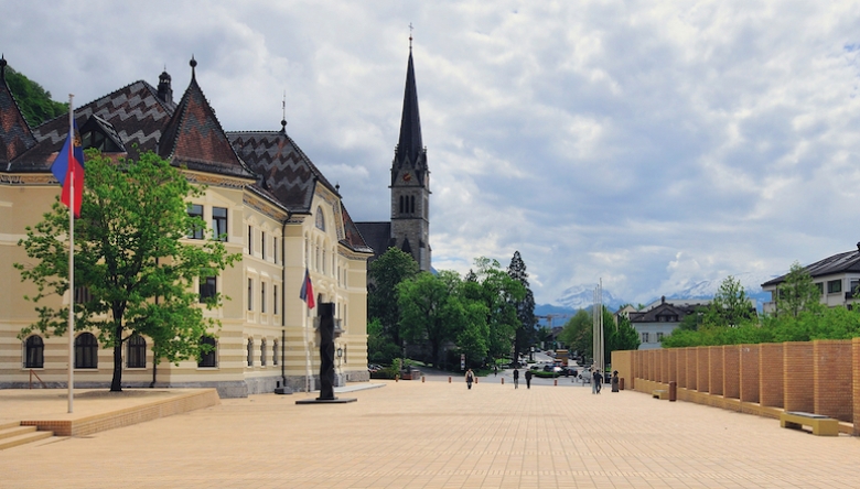Foto vom Stadtzentrum Vaduz, Liechtenstein (Bild © Shutterstock/Krasnevsky)