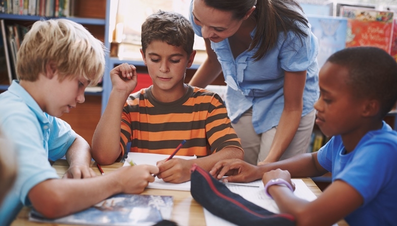 Die Fellows von Teach for Austria unterrichten an Schulen, die auch Kinder aus bildungsfernen Familien besuchen. Lehrerin mit Kindern, © Getty Images/Steex