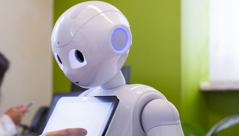 Roboter "Pepper" konnte die Kundenprobleme nicht lösen, trotzdem wurden wertvolle Erkenntnisse aus dem KI-Projekt gewonnen. (Foto: Werbeagentur Baumann) Foto von Service-Roboter mit Tablet