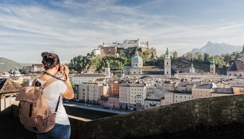 : Frau fotografiert Hohenfeste Salzburg,© iStock / Getty Images Plus/ naumenkophotographer