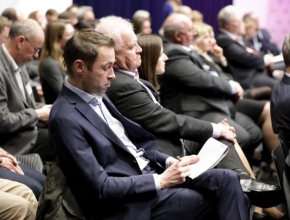 63% der angebotenen Weiterbildungsmaßnahmen entfallen auf reine Präsenztrainings. (Foto: HKSÖL/Lepsi) Foto von Personen die einem Vortrag zuhören