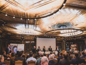 Foto von der Podiumsdiskussion, v.l.n.r.: Tobias Gerfin, Stefan Barny, Thomas Haneder, Stefan Brupbacher und Peter Fischer (Foto © Anastasia Karpenko)