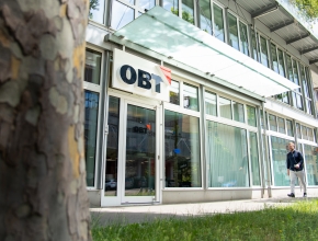 Eingang des OBT Gebäudes (Foto © OBT AG)