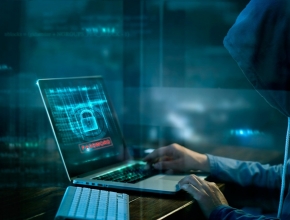 Der Faktor Mensch spielt beim Schaffen eines sicheren Unternehmensnetzwerks eine entscheidende Rolle. Hacker am Computer, © iStock by Getty/Ipopba