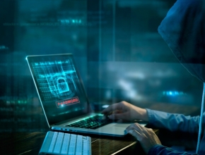 Hacker am Computer, © iStock by Getty/Ipopba