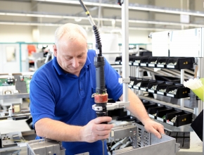 Für nur 11 % der Dienstnehmer in der österreichischen Privatwirtschaft wird betrieblich vorgesorgt. (Foto: kritchanut/stock.adobe.com) Maschinenarbeit